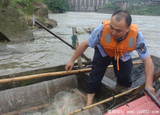 沱电出水口，水流湍急，这个地方的鱼比较大。.jpg