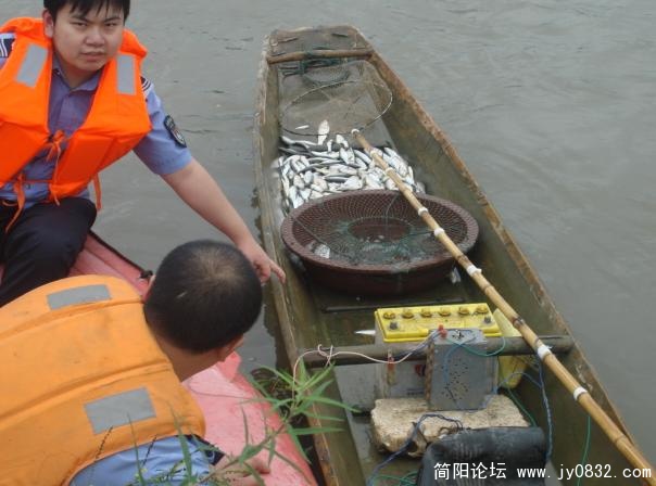 人跑了，违法工具被丢弃。.jpg