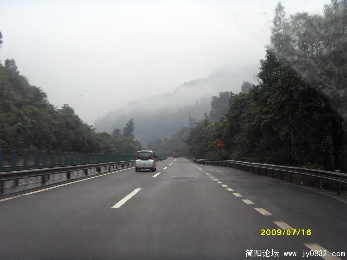 去成都的高速路上