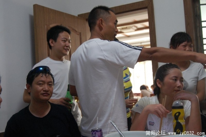 健身房的老板些过来向车友敬酒