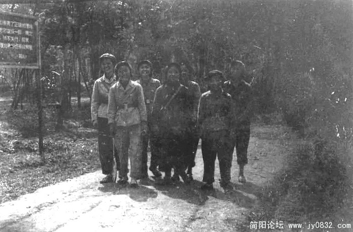 侄女和她的战友们。摄于“招觉寺”莱卡M3,镜头是50/2。