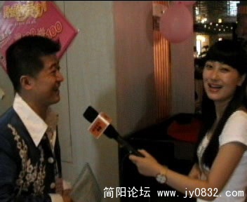 接受SCTV记者采访.jpg
