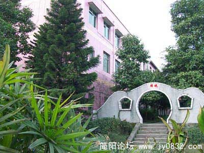 教学楼后门梯阶.jpg
