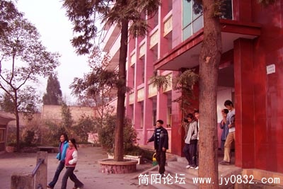教学楼门口`.jpg