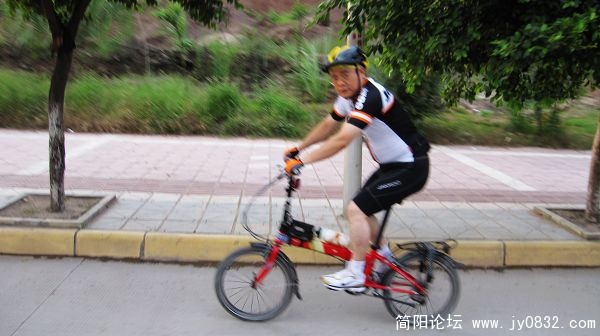 严老师和他的红色小跑车