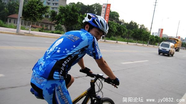 捡到啥子咯,偷笑!