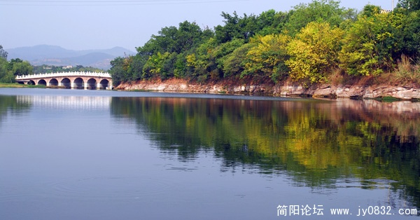 秋到龙泉湖  徐有为.JPG