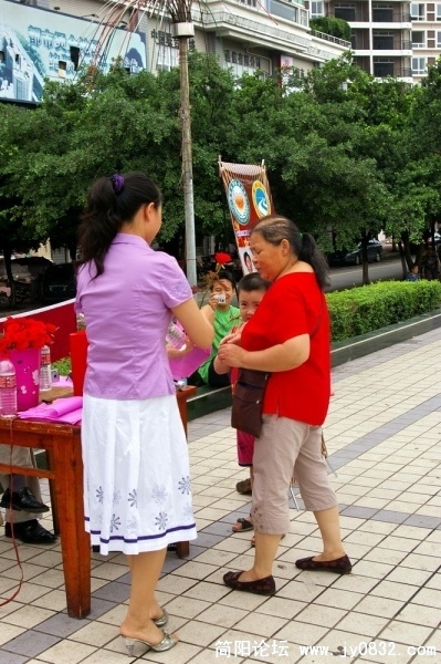 这是昨天的募捐现场