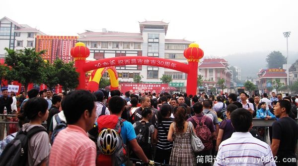 经过在火车上的一夜的漫长等待终于到西昌了!