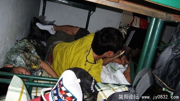 由于住宿紧张,好多参赛运动员都住的学校学生寝室.