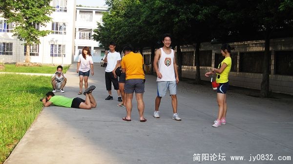 瞧瞧!比赛钱的轻松!