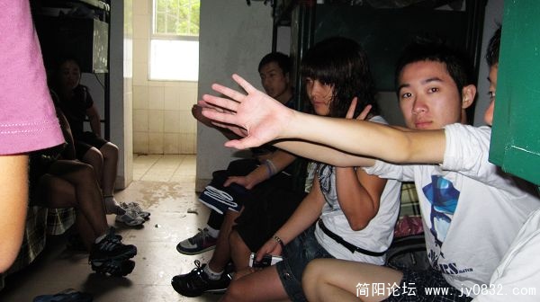 赛后回到寝室,大家都在总结今天的比赛.
