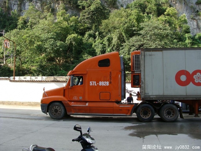 刚过关卡的越南卡车！