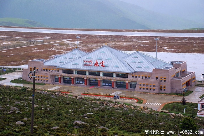 海拔4280米的康定机场