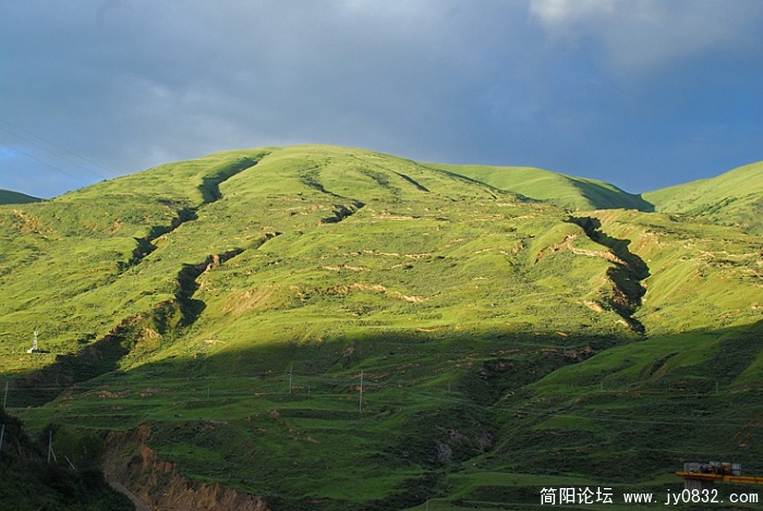 炉霍附近因地震而开裂的山体