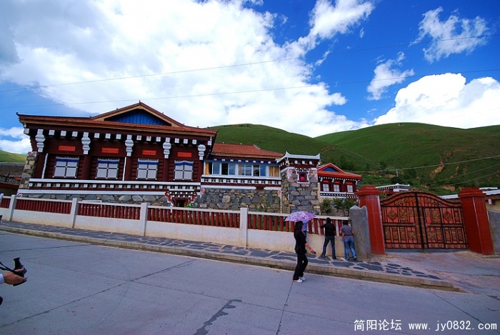 道孚“民居路”上排第一家的豪华民居
