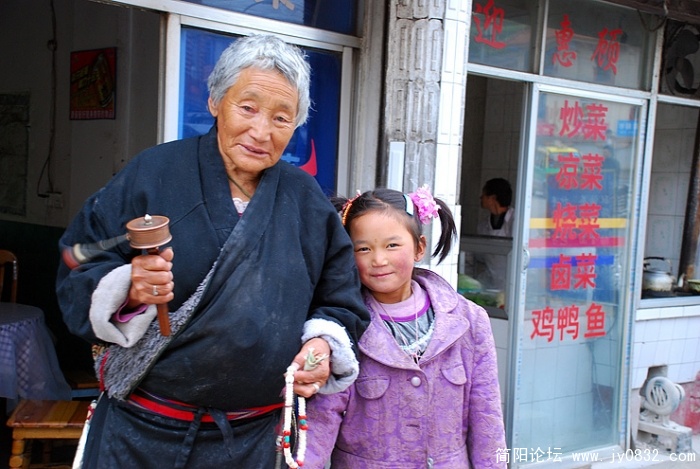 这样慈祥的婆孙俩，却老是追着你讨钱，大煞风景。