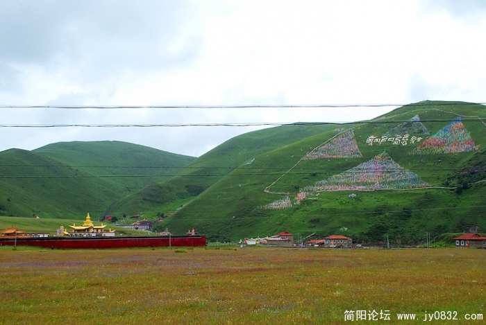 金塔与山上的经幡