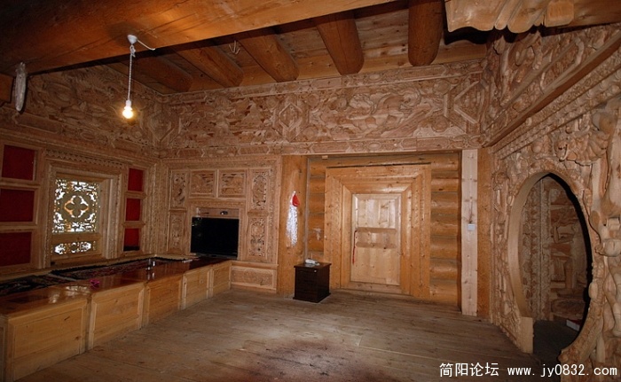 民居的客厅，光雕刻就碉了几年，花费若干万，再上漆后不知是如何富丽堂皇，左边黑色的是液晶TV。