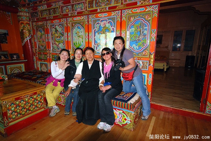 争相与女主人合影