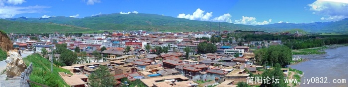 甘孜县城全景照片
