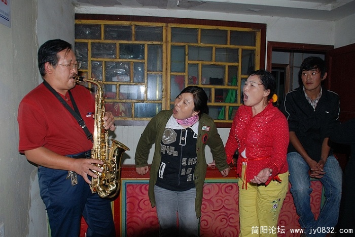 司机“北狼”多才多艺，居然带有萨克，大家也随着音乐载歌载舞！