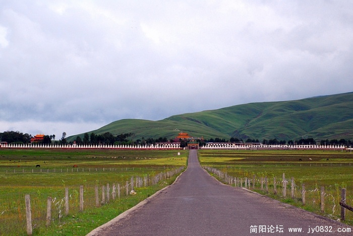 八美惠远寺始建于清雍正七年（公元1729年），清政府拨白银十六万两，雍正皇帝指派果亲王为首的官员在此建寺 ...