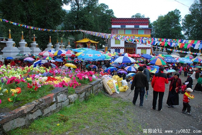 虔诚的藏民们冒雨听活佛讲经，其实也是一种集会的形式