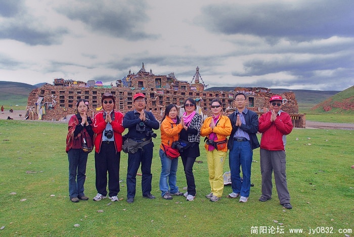 出行的八人在石渠松格玛尼石经城合影：