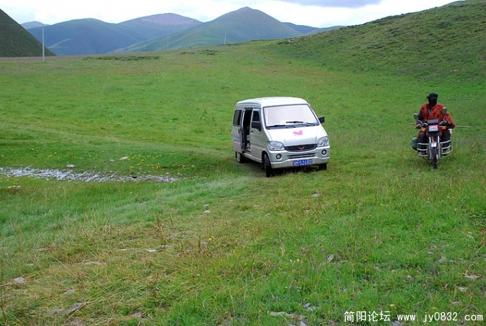 到松格嘛呢石经城的路，很多都是直接在草原上跑的。