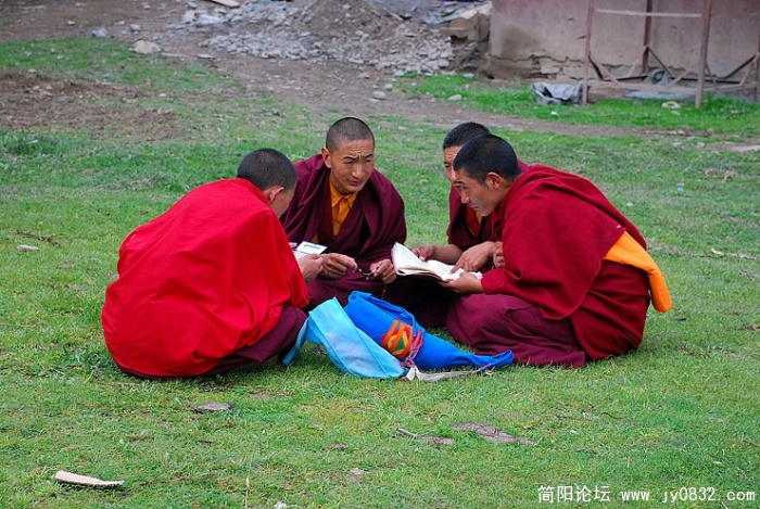喇嘛们也不总是无所事事的，一个喇嘛拿着的好像是英汉字典，几个人正在潜心研讨。