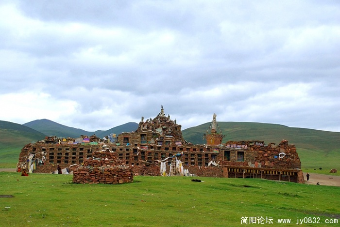 这就是松格嘛呢石经城，它是一座用千万块嘛呢石片垒成的城堡状的巨大嘛呢堆，一座方形的嘛呢城堡。