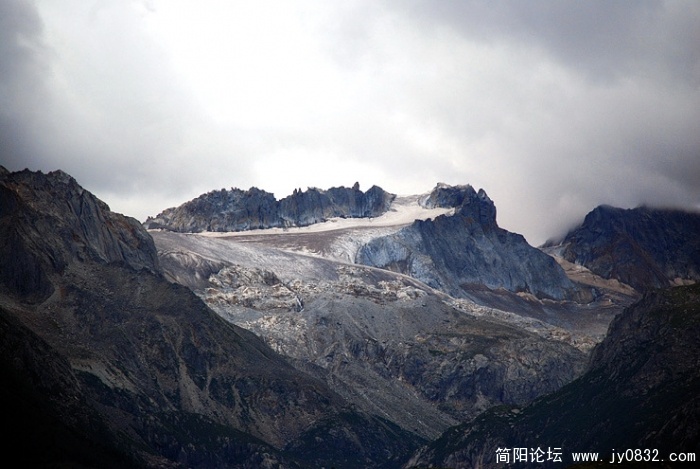 远山上的冰川