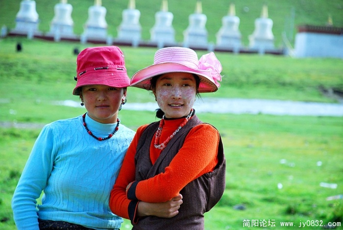 漂亮的藏女们，脸上涂着奶油或她们自制的“防晒霜”