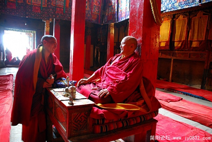 讲经的大师，这样开明的大师真令人钦佩！相比之下汉族的佛教显得太虚伪。