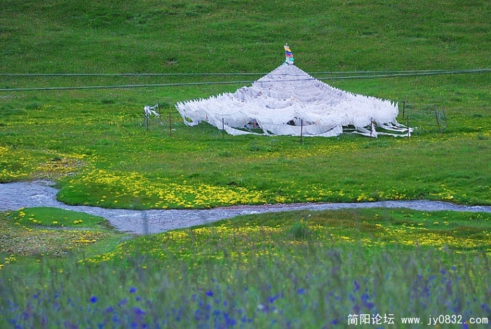 洁白的经幡更显圣洁