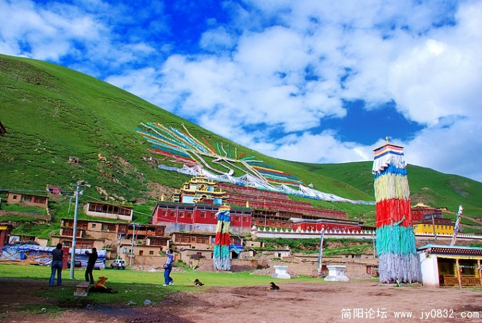 参拜完了松格嘛呢石经城，回到阿日扎，这是阿日扎的“普公寺”