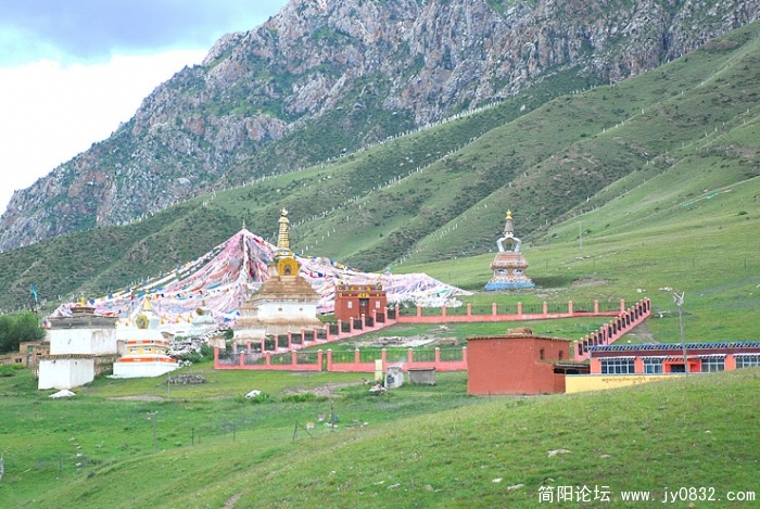巴塘天葬台是公元1100年由直贡噶举派创始人觉哇久丁桑贡选定的康区最大的殊胜天葬台之一。