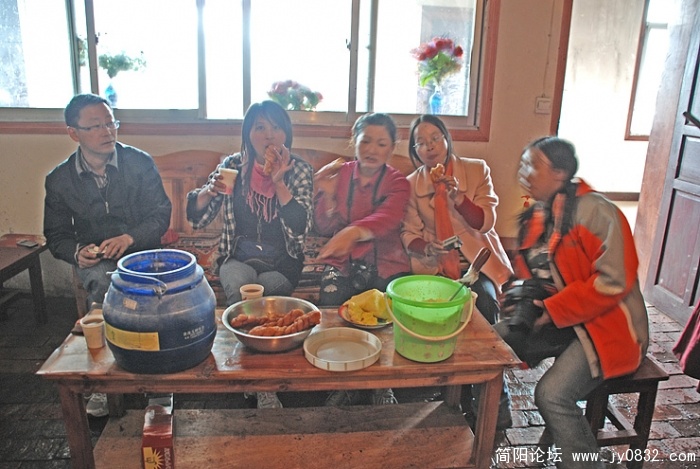 喇嘛们（其实应该是天葬师们）热情的请我们吃地道的藏餐。