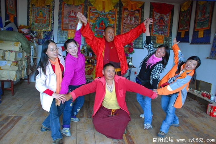 与天葬师们合影留念