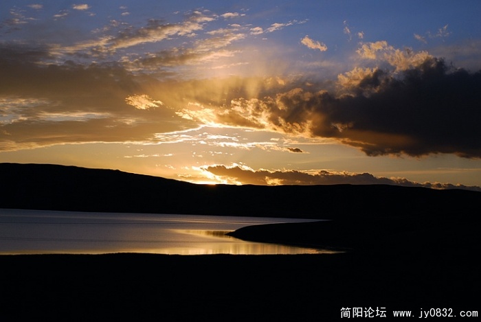 在玛多登记了招待所，大家行李都未放，饭也未吃，马不停蹄的来到星星海拍摄日落。