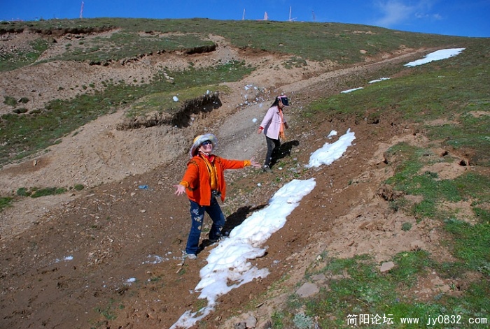 公路已经到了雪线附近