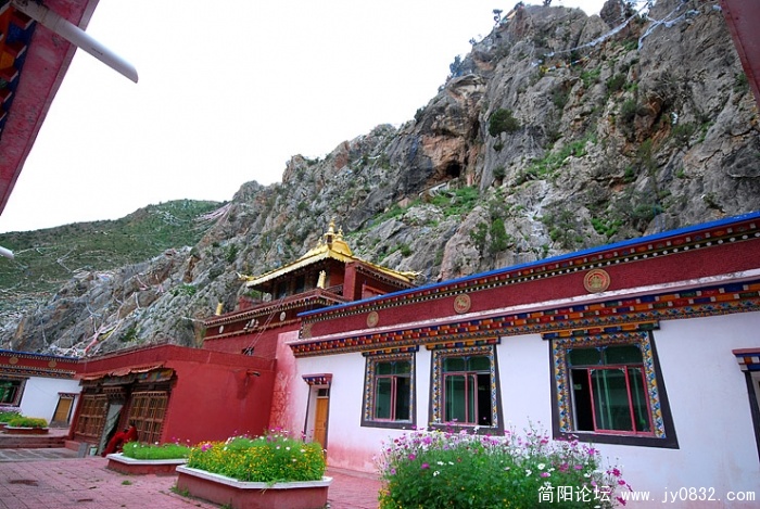 藏式建筑的文成公主庙紧贴百丈悬崖，风景幽静，金光闪闪的屋顶光芒四射。