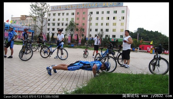 石盘广场休息时,精力充沛的浮总!