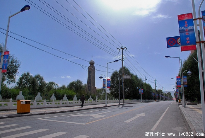 原子城，一座整齐幽静的小城。城市建设颇具规模，街道整洁少见行人。