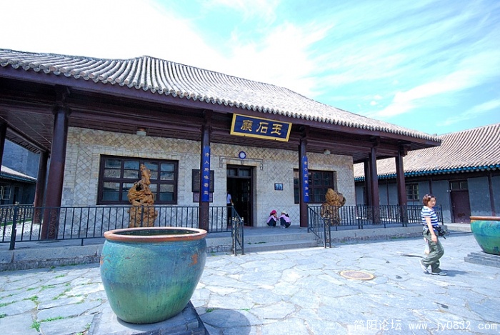 在马公馆里许多建筑的墙面镶有玉石，故人们亦称为“玉石公馆”。