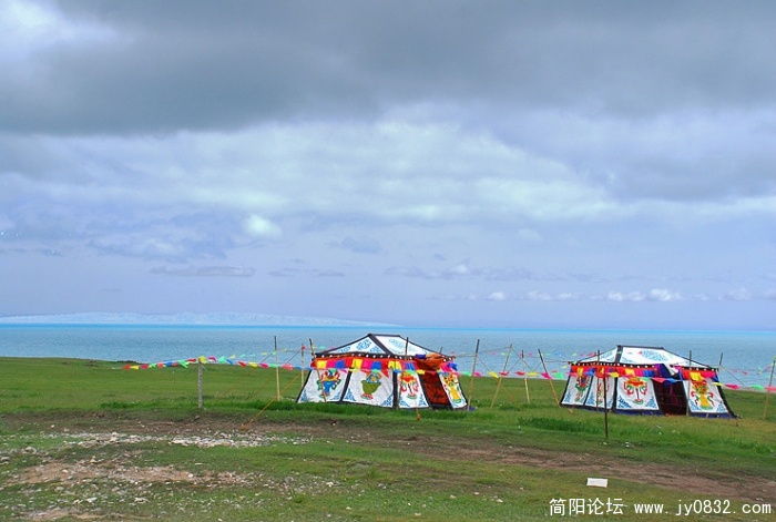 青海湖边的帐篷旅馆，住宿20元/ 人，可提供藏餐，早知如此便宜，我们都该来体验一宿。