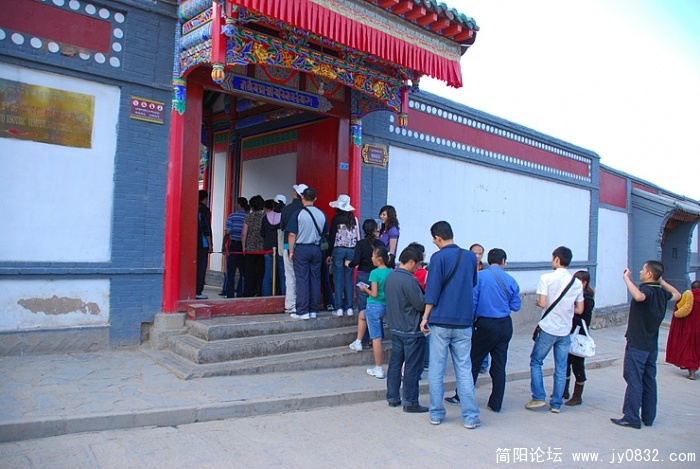 塔尔寺几乎所有殿堂都要排班站队