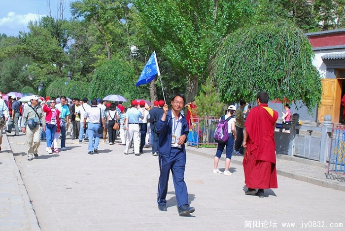 一个很不错的西宁导游，讲解生动、详细，对人也很客气，我们听他介绍了很多殿堂。