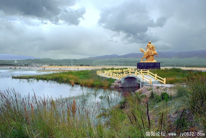 音乐大师王洛宾就是在这里遇见了卓玛姑娘（金色塑像）。